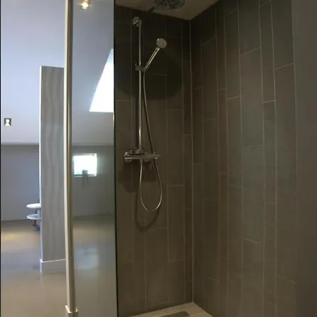 Guest house With Ac, Wifi & Free Parking *